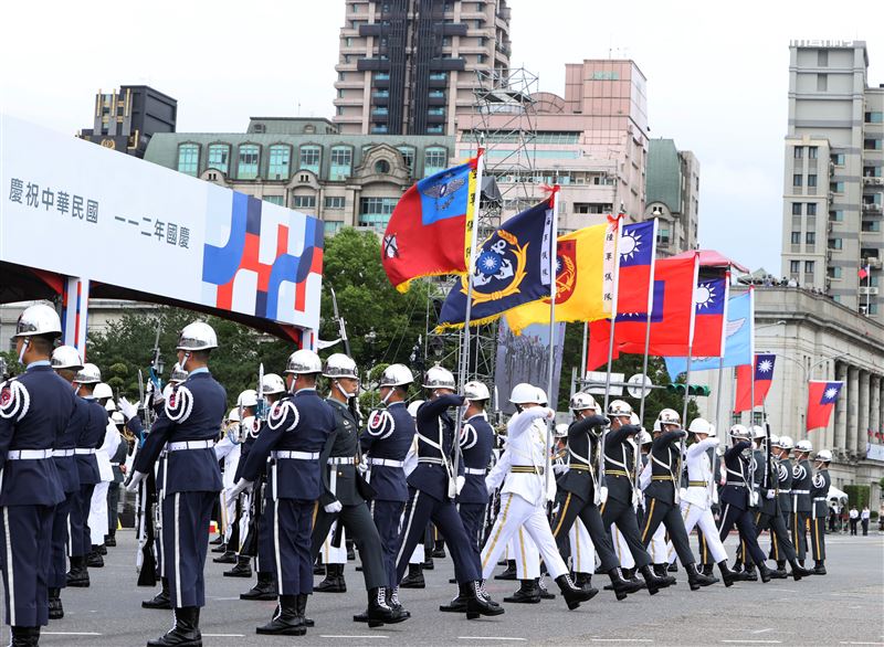 中華民國112年國慶國軍三軍儀隊精彩操槍表演。（圖/記者邱榮吉攝影）