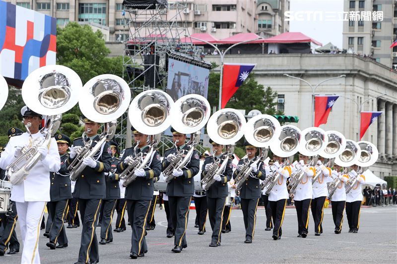 中華民國112年國慶國防部示範樂隊。（圖/記者邱榮吉攝影）