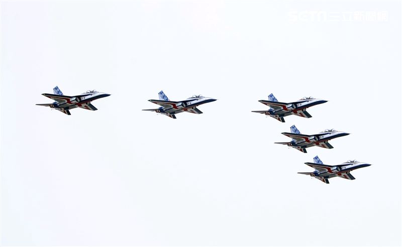 中華民國112年國慶雄鷹高教機橫越總統府。（圖/記者邱榮吉攝影）