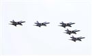 中華民國112年國慶雄鷹高教機橫越總統府。（圖/記者邱榮吉攝影）
