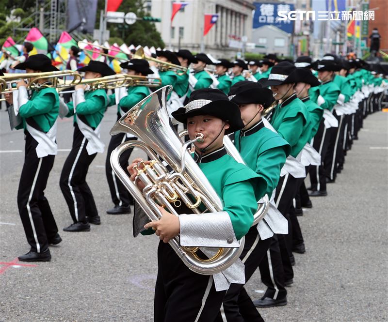 中華民國112年國慶來自日本翡翠騎士樂旗隊精彩演出。（圖/記者邱榮吉攝影）