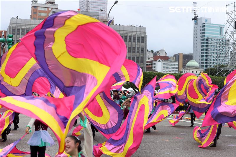 中華民國112年國慶來自日本翡翠騎士樂旗隊精彩演出。（圖/記者邱榮吉攝影）