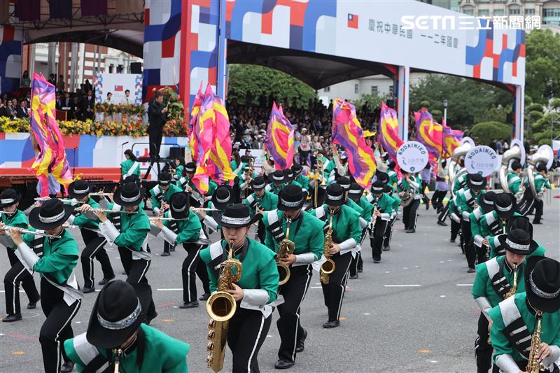 中華民國112年國慶來自日本翡翠騎士樂旗隊精彩演出。（圖/記者邱榮吉攝影）