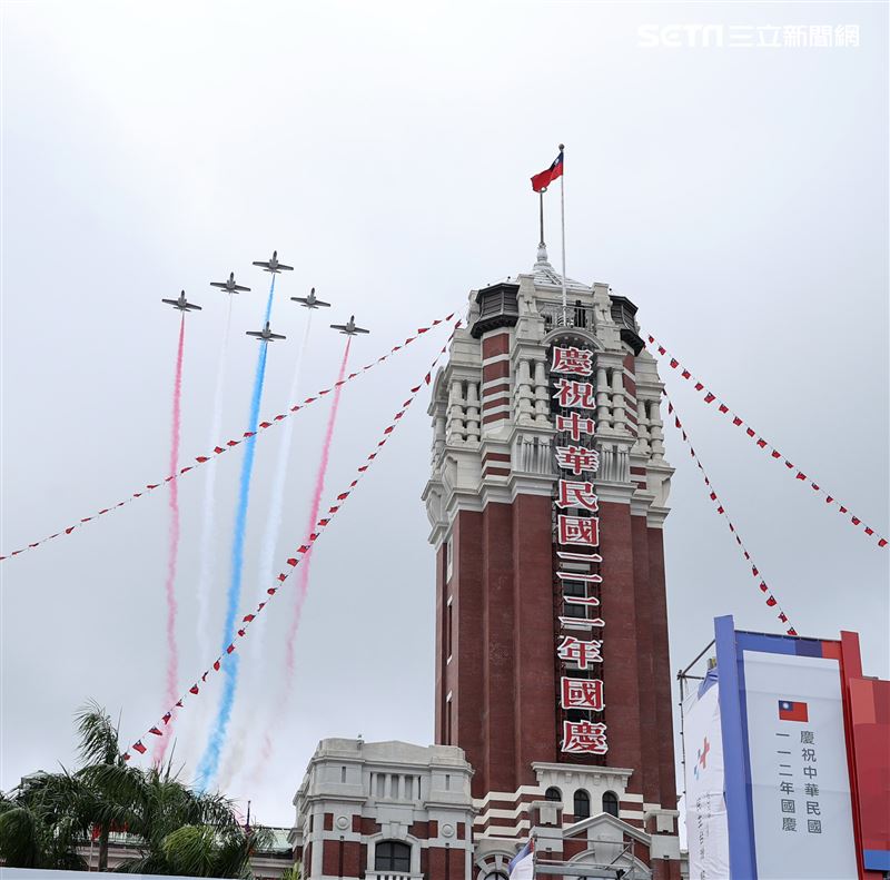 中華民國112年國慶雷虎小組「藍白紅」彩煙飛越總統府上方。（圖/記者邱榮吉攝影）