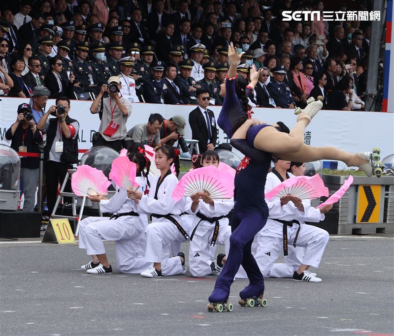 中華民國112年國慶民俗表演祥獅獻瑞。（圖/記者邱榮吉攝影）
