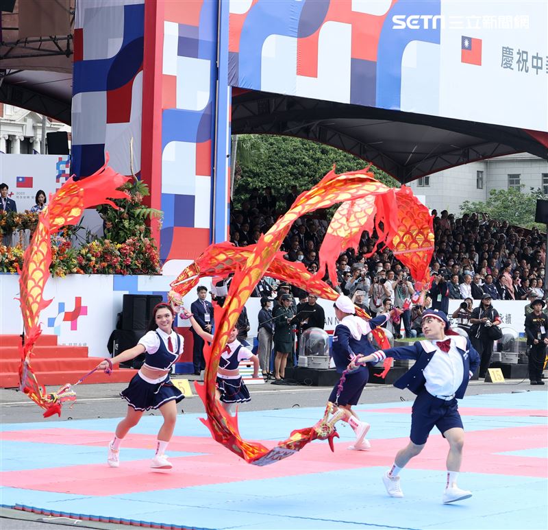 中華民國112年國慶國防部心理作戰大隊、陸軍專科學校，以及陸軍特戰指揮部，以「守護共好─We Are The Best」為主題進行聯合演出。（圖/記者邱榮吉攝影）