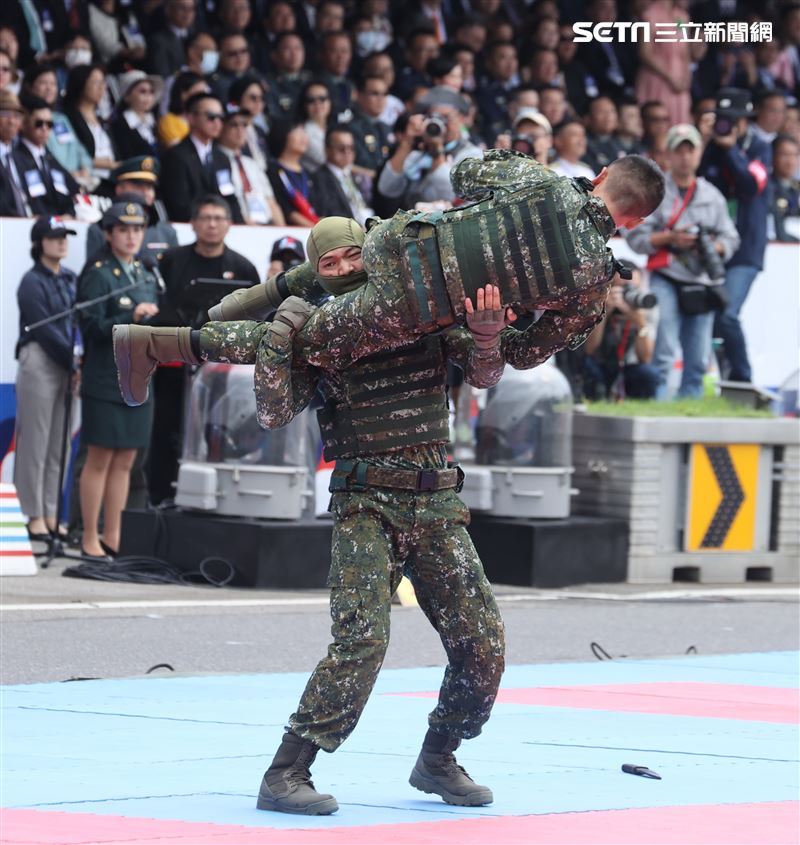 中華民國112年國慶國防部心理作戰大隊、陸軍專科學校，以及陸軍特戰指揮部，以「守護共好─We Are The Best」為主題進行聯合演出。（圖/記者邱榮吉攝影）