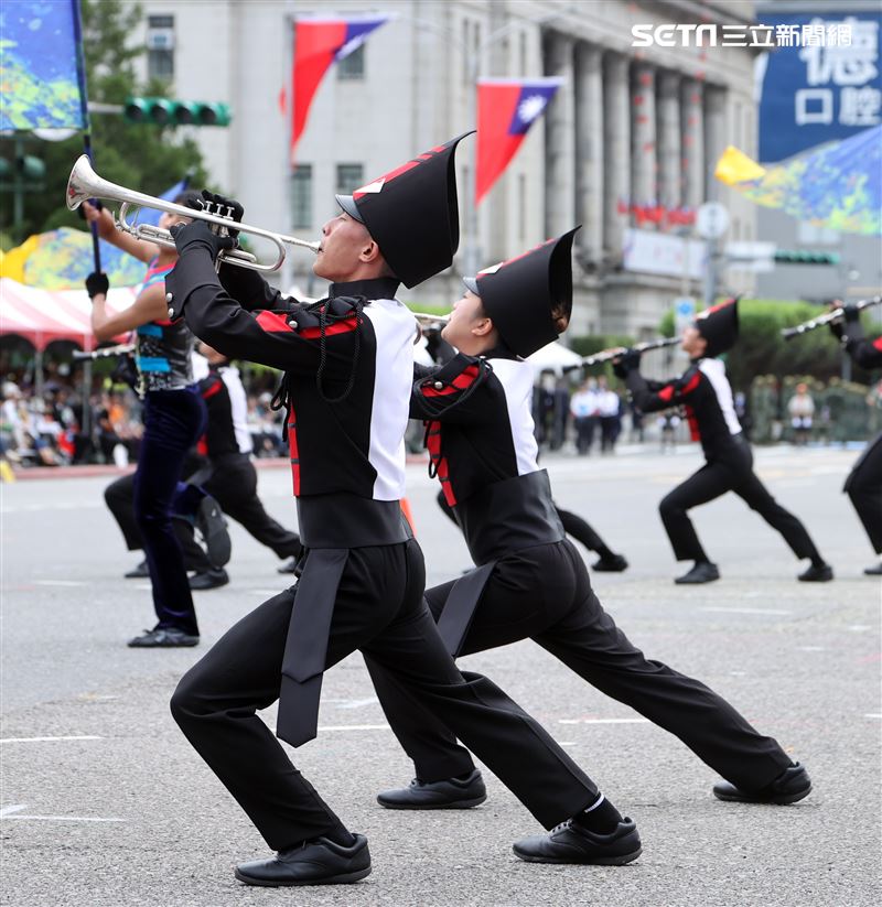 中華民國112年國慶建中樂旗隊表演。（圖/記者邱榮吉攝影）