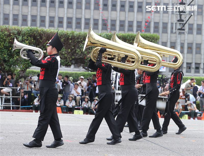 中華民國112年國慶大會建中樂旗隊、日本翡翠騎士樂旗隊、美國UCLA棕熊樂隊。（圖/記者邱榮吉攝影）