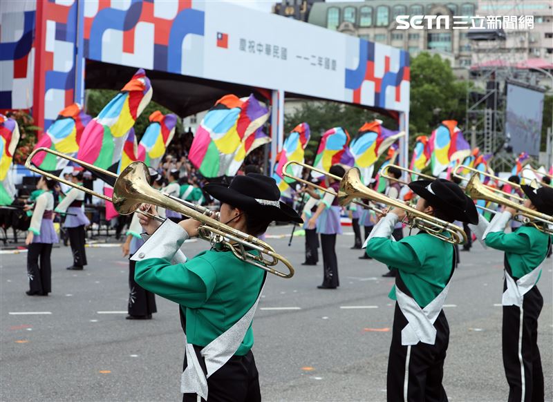 中華民國112年國慶大會建中樂旗隊、日本翡翠騎士樂旗隊、美國UCLA棕熊樂隊。（圖/記者邱榮吉攝影）