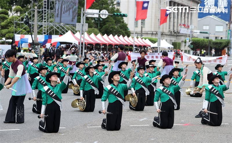中華民國112年國慶大會建中樂旗隊、日本翡翠騎士樂旗隊、美國UCLA棕熊樂隊。（圖/記者邱榮吉攝影）