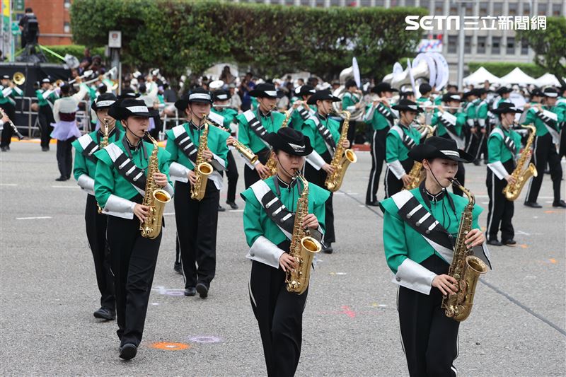 中華民國112年國慶大會建中樂旗隊、日本翡翠騎士樂旗隊、美國UCLA棕熊樂隊。（圖/記者邱榮吉攝影）