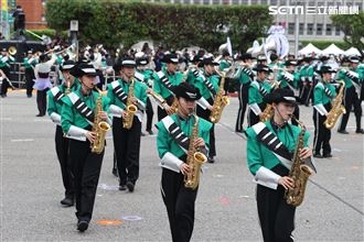 中華民國112年國慶大會建中樂旗隊、日本翡翠騎士樂旗隊、美國UCLA棕熊樂隊。（圖/記者邱榮吉攝影）