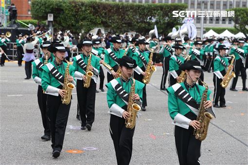 中華民國112年國慶大會建中樂旗隊、日本翡翠騎士樂旗隊、美國UCLA棕熊樂隊。（圖/記者邱榮吉攝影）