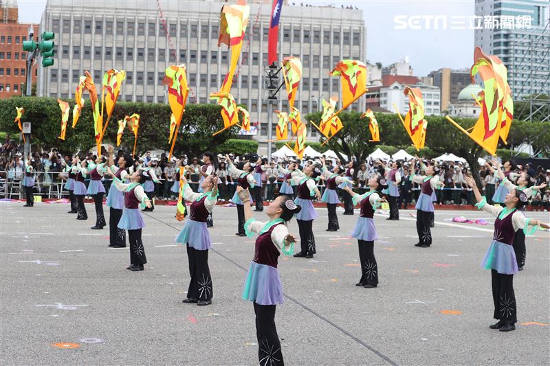 中華民國112年國慶大會建中樂旗隊、日本翡翠騎士樂旗隊、美國UCLA棕熊樂隊。（圖/記者邱榮吉攝影）
