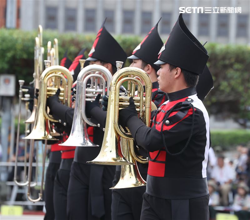 中華民國112年國慶大會建中樂旗隊、日本翡翠騎士樂旗隊、美國UCLA棕熊樂隊。（圖/記者邱榮吉攝影）
