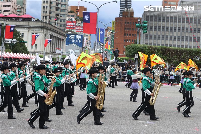 中華民國112年國慶大會建中樂旗隊、日本翡翠騎士樂旗隊、美國UCLA棕熊樂隊。（圖/記者邱榮吉攝影）