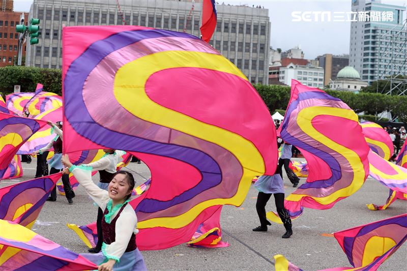 中華民國112年國慶大會建中樂旗隊、日本翡翠騎士樂旗隊、美國UCLA棕熊樂隊。（圖/記者邱榮吉攝影）