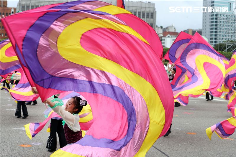 中華民國112年國慶大會建中樂旗隊、日本翡翠騎士樂旗隊、美國UCLA棕熊樂隊。（圖/記者邱榮吉攝影）