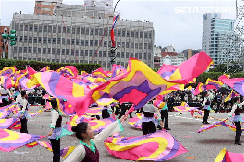 中華民國112年國慶大會建中樂旗隊、日本翡翠騎士樂旗隊、美國UCLA棕熊樂隊。（圖/記者邱榮吉攝影）