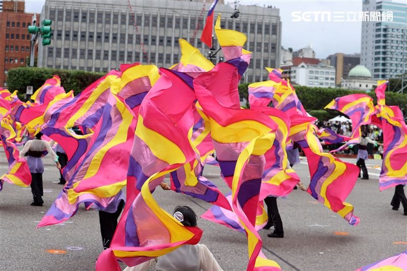 中華民國112年國慶大會建中樂旗隊、日本翡翠騎士樂旗隊、美國UCLA棕熊樂隊。（圖/記者邱榮吉攝影）