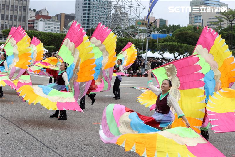 中華民國112年國慶大會建中樂旗隊、日本翡翠騎士樂旗隊、美國UCLA棕熊樂隊。（圖/記者邱榮吉攝影）