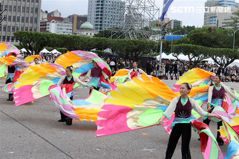 中華民國112年國慶大會建中樂旗隊、日本翡翠騎士樂旗隊、美國UCLA棕熊樂隊。（圖/記者邱榮吉攝影）