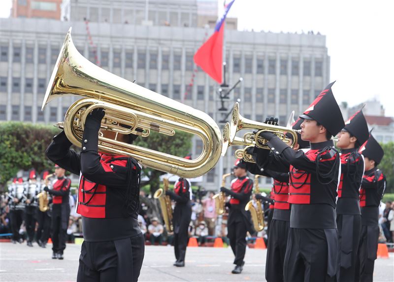 中華民國112年國慶大會建中樂旗隊、日本翡翠騎士樂旗隊、美國UCLA棕熊樂隊。（圖/記者邱榮吉攝影）
