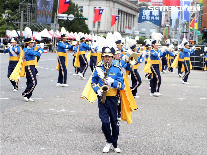中華民國112年國慶大會建中樂旗隊、日本翡翠騎士樂旗隊、美國UCLA棕熊樂隊。（圖/記者邱榮吉攝影）