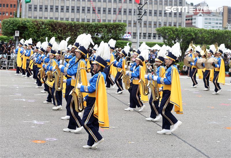 中華民國112年國慶大會建中樂旗隊、日本翡翠騎士樂旗隊、美國UCLA棕熊樂隊。（圖/記者邱榮吉攝影）