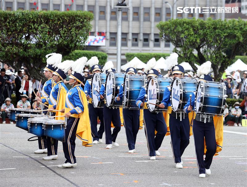 中華民國112年國慶大會建中樂旗隊、日本翡翠騎士樂旗隊、美國UCLA棕熊樂隊。（圖/記者邱榮吉攝影）