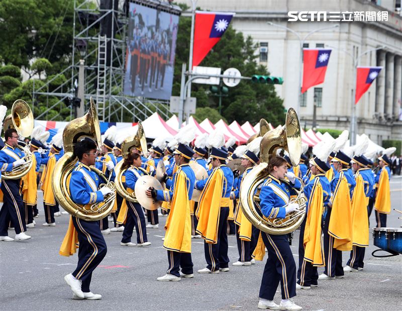 中華民國112年國慶大會建中樂旗隊、日本翡翠騎士樂旗隊、美國UCLA棕熊樂隊。（圖/記者邱榮吉攝影）