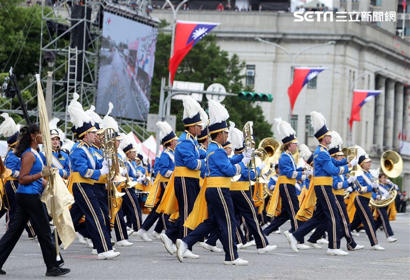 中華民國112年國慶大會建中樂旗隊、日本翡翠騎士樂旗隊、美國UCLA棕熊樂隊。（圖/記者邱榮吉攝影）