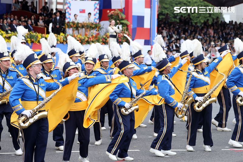 中華民國112年國慶大會建中樂旗隊、日本翡翠騎士樂旗隊、美國UCLA棕熊樂隊。（圖/記者邱榮吉攝影）
