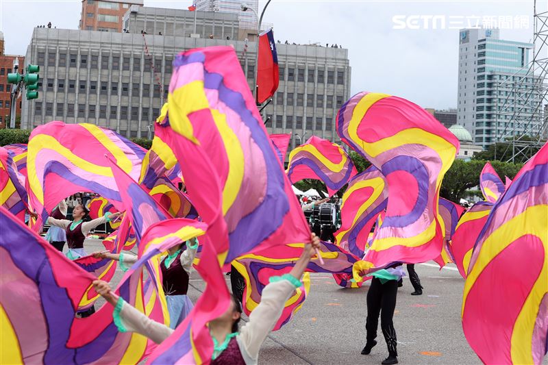 中華民國112年國慶大會建中樂旗隊、日本翡翠騎士樂旗隊、美國UCLA棕熊樂隊。（圖/記者邱榮吉攝影）
