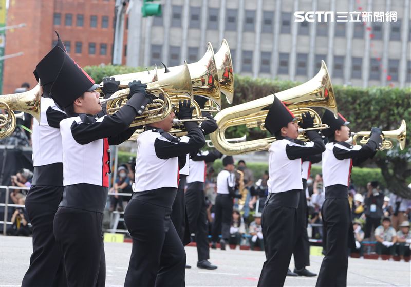 中華民國112年國慶大會建中樂旗隊、日本翡翠騎士樂旗隊、美國UCLA棕熊樂隊。（圖/記者邱榮吉攝影）