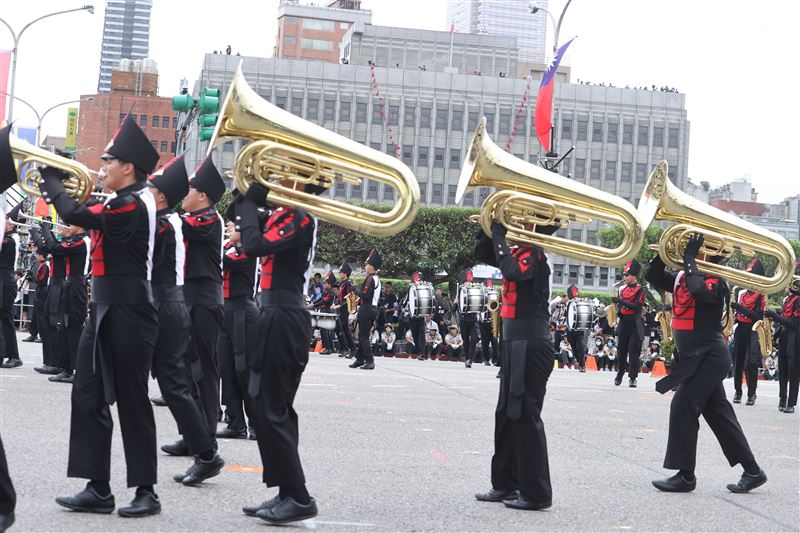 中華民國112年國慶大會建中樂旗隊、日本翡翠騎士樂旗隊、美國UCLA棕熊樂隊。（圖/記者邱榮吉攝影）