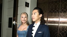 梁云菲（左）與男友小銨出席KID婚宴。（圖／娛樂中心攝）