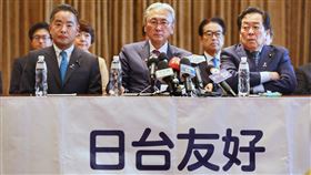 日華議員懇談會記者會  古屋圭司出席（2）日華議員懇談會會長古屋圭司（前中）近日率團來台參加雙十國慶大典，10日下午在台北大倉久和大飯店舉行記者會，分享此次訪台交流心得。中央社記者王飛華攝  112年10月10日