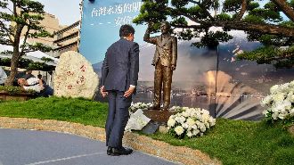 致意安倍銅像　萩生田光一：台日永遠是友