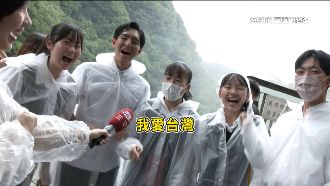 獨／翡翠騎士喊「愛台灣」　雨中嗨逛九份