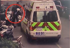 ▲新北市新莊10日下午發生一起傷害案，一對情侶談判分手，雙方爆方衝突，女方的一名男性友人持瑞士刀劃傷男方的臀部，氣得報警。警方獲報後，將李男送醫，帶回持刀的男性友人回警局偵訊。（圖／翻攝畫面）