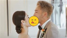  KID（右）婚宴影片開喇老婆RITA。（圖／翻攝自野人七號部落、時刻影像工作室）
