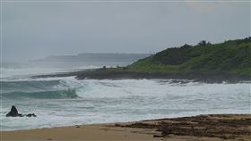 天氣不穩定  墾丁海域現大浪屏東恆春半島19日天氣不穩定，從中央氣象局海水浴場資料中可見，墾丁海域在中午12時浪高達1.6公尺；南灣與船帆石的海邊可見陣陣白浪推進沙灘。中央社記者李卉婷攝  112年7月19日