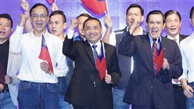 侯友宜出席國慶感恩餐會拚支持國民黨總統參選人侯友宜（前左2）與黨主席朱立倫（前左）、前總統馬英九（前右2）、台北市長蔣萬安（前右）等人10日晚間同台出席北北基教育團體暨台商協會國慶感恩餐會，齊聲高喊「凍蒜」口號、尋求支持。中央社記者徐肇昌攝  112年10月10日