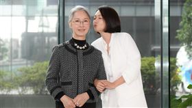 李璇六月「親愛壞蛋」 成上流社區貴婦婆媳演員六月（右）在「親愛壞蛋」飾演修杰楷的老婆，是上流社區貴婦團之首，嫁入豪門後努力充實自己，希望能被強勢的婆婆李璇（左）接受，但李璇仍對她頗有微詞；但戲外兩人關係超級好。（三立提供）中央社記者葉冠吟傳真  112年3月30日