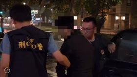 ▲台北市內湖一軍用品店遭到縱火，一名劉姓男子被逮捕到案。（圖／翻攝畫面）