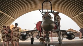 圖為2021年法軍在尼日基地維護幻象2000。（圖／美聯社／達志影像）