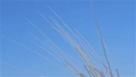  哈瑪斯向以色列南部城市亞實基倫（Ashkelon）發射數百枚火箭彈。（圖／翻攝自推特）