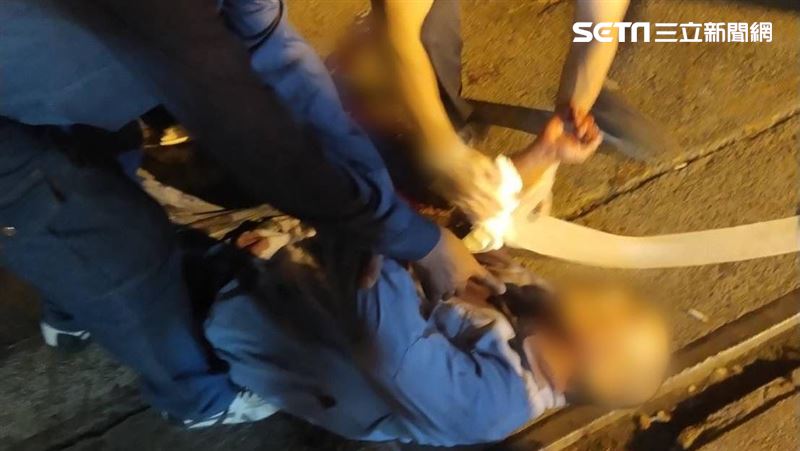 高雄中油大林廠門口砍人　1男渾身血倒地